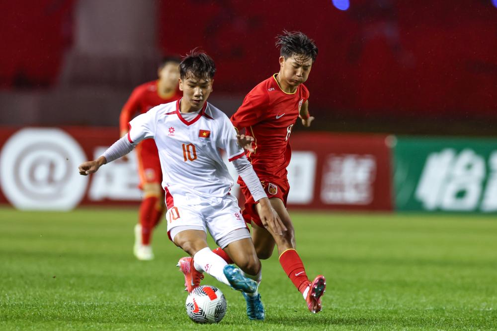 半场：热那亚1-1佛罗伦萨，厄斯蒂高破门，古德蒙德松点射